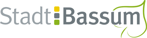 Logo Stadt Bassum: graue Buchstaben, ein gezeichnetes Blatt umschließt die letzten beiden Buchstaben